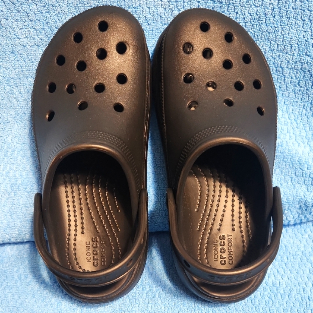 BLACK CROCS